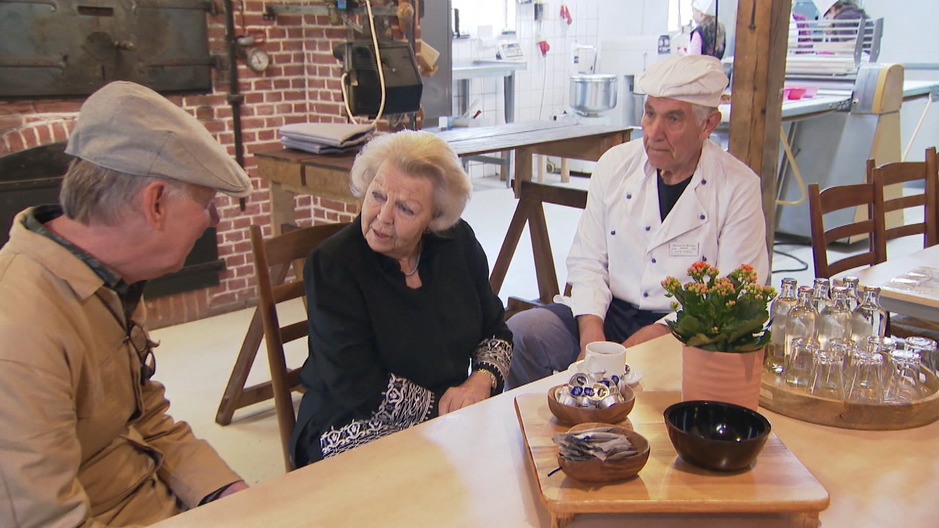 Prinses Beatrix kijkt haar ogen uit bij molen De Wachter in Zuidlaren: 'Prachtig'