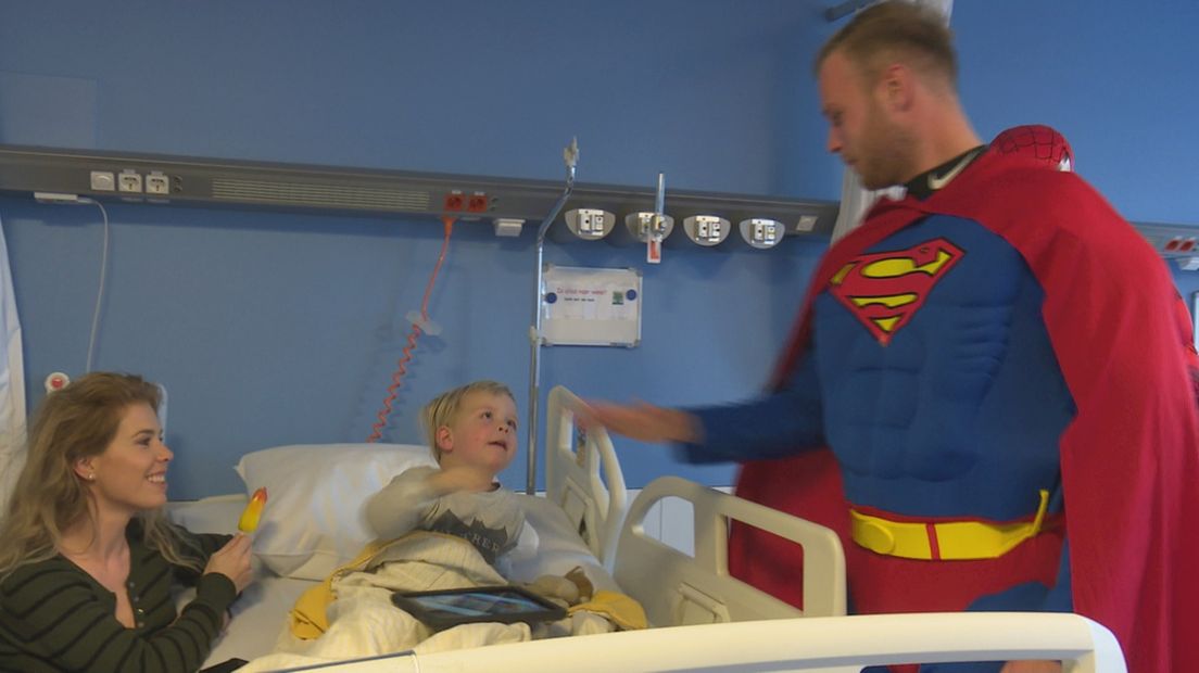Superhelden lappen de ramen van het MST ziekenhuis Enschede