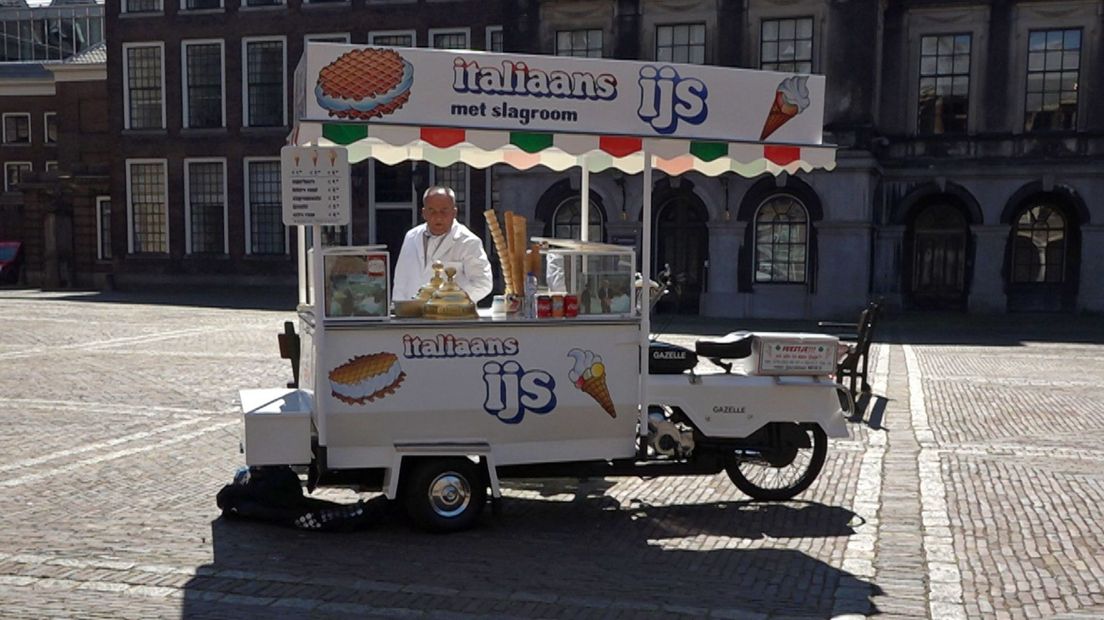 Moes Pekdemir is een bekende verschijning op het Binnenhof