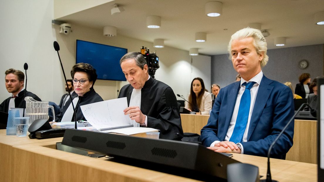 Geert Wilders met zijn advocaten Geert-Jan en Carry Knoops