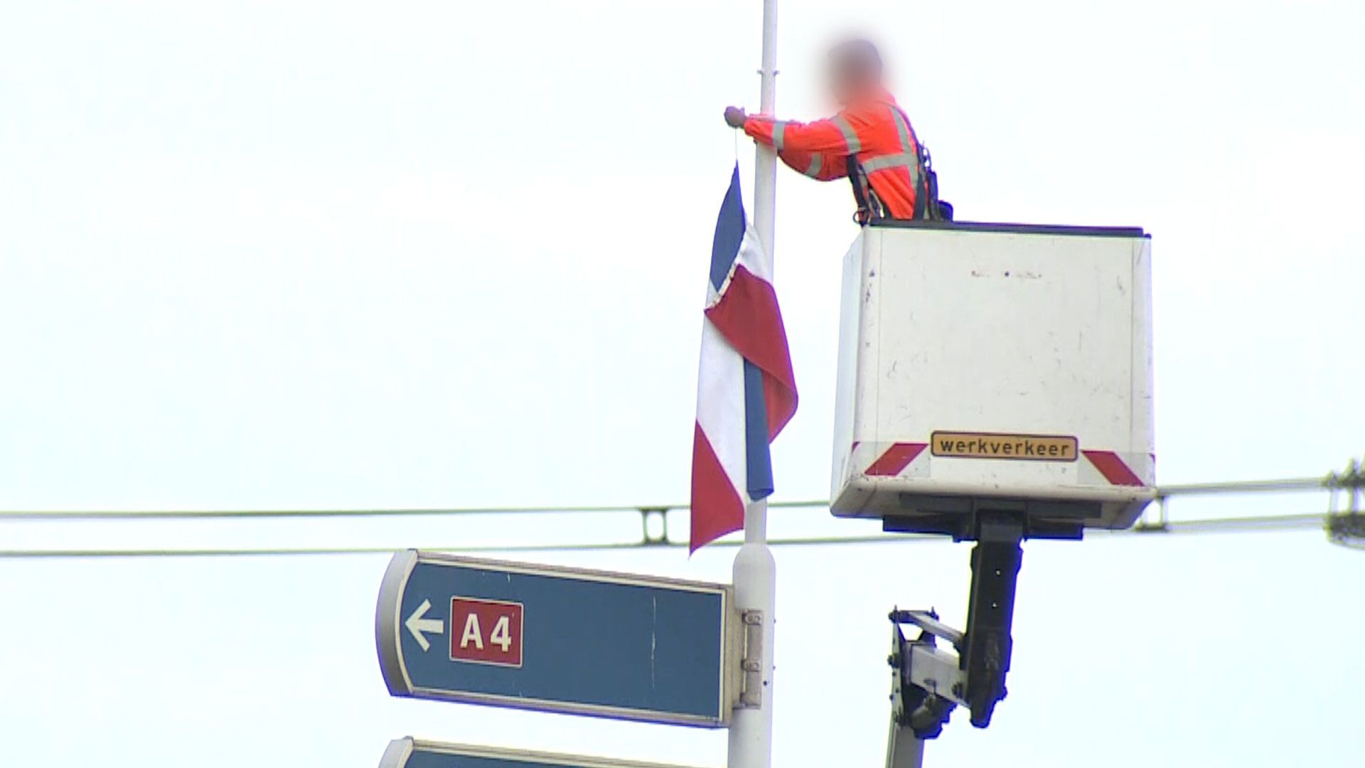 De omgekeerde protestvlaggen van de boeren worden weggehaald