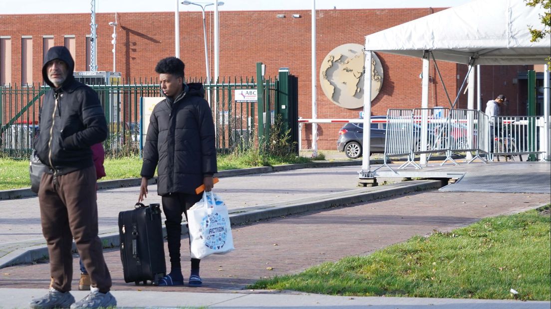 Mensen bij het aanmeldcentrum in Ter Apel