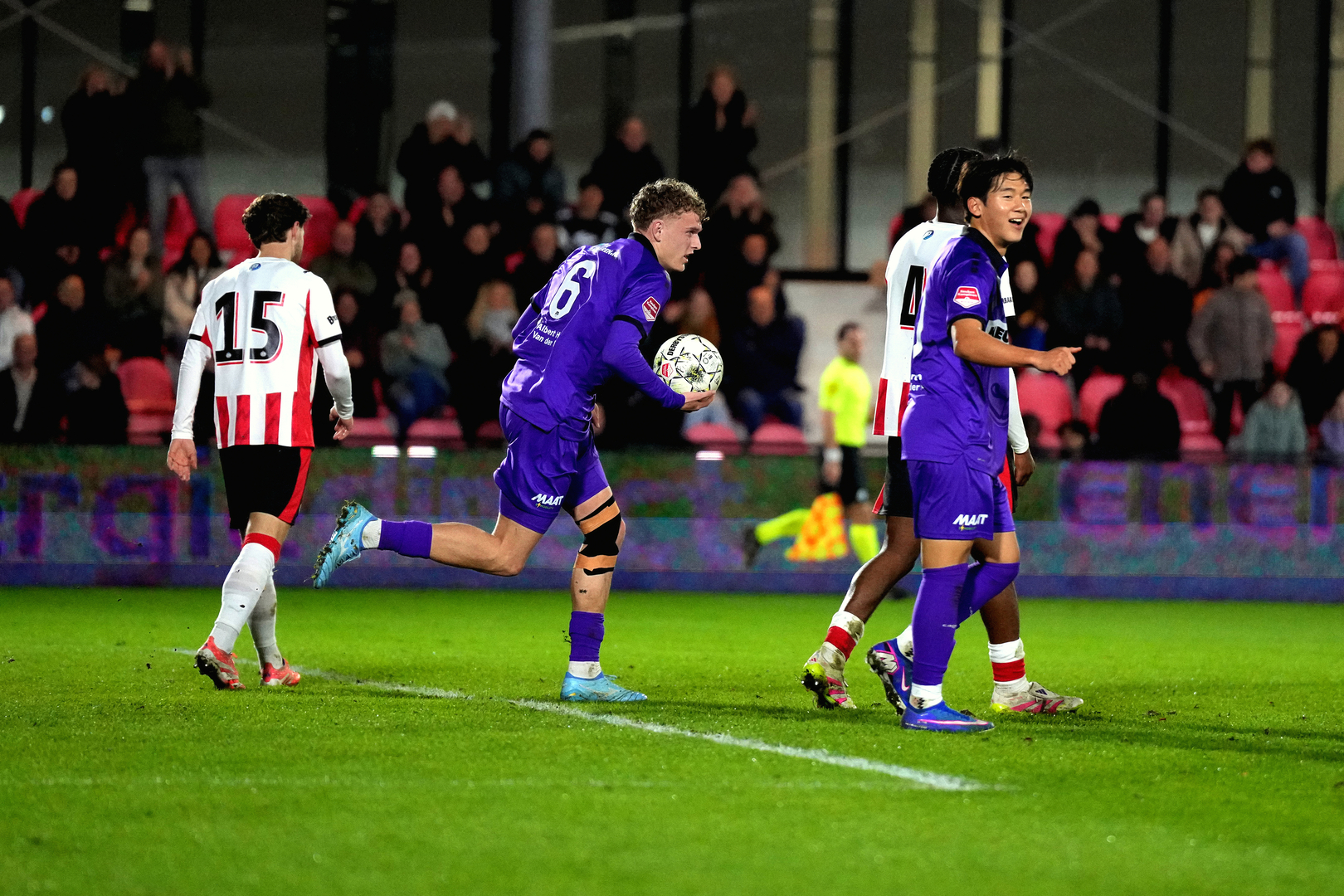 Daniel van Vianen maakt haast na zijn gelijkmaker tegen Jong PSV