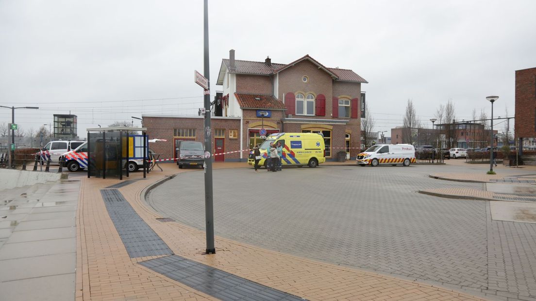 Aanrijding tussen persoon en goederentrein bij station in Rijssen