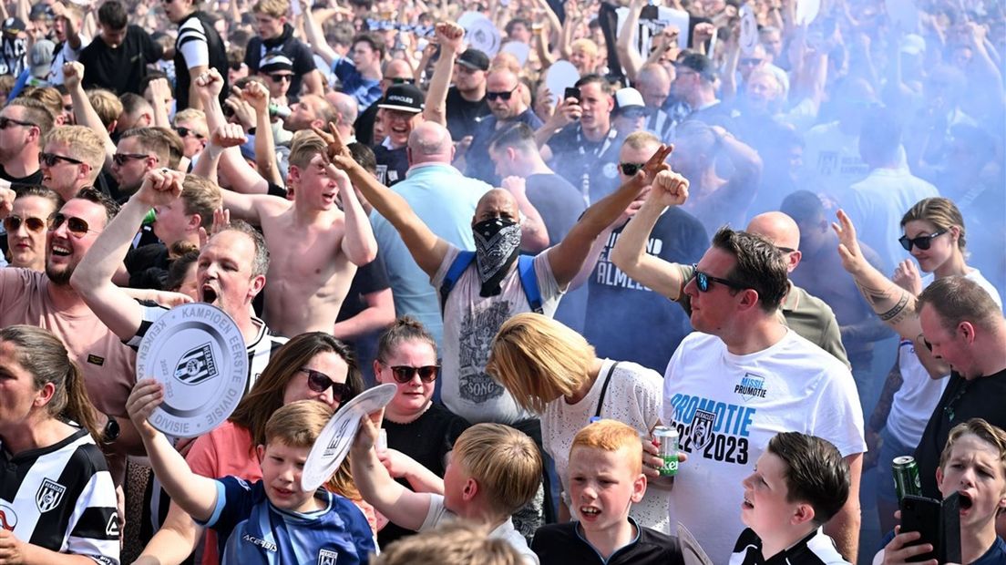 De sfeer zit er goed in bij de huldiging van Heracles Almelo tijdens de huldiging.