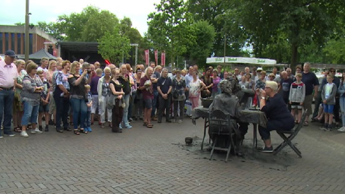 Levende standbeelden in het centrum van Emmen tijdens C'est La Vie 2017 (Rechten: RTV Drenthe/Jeroen Willems)