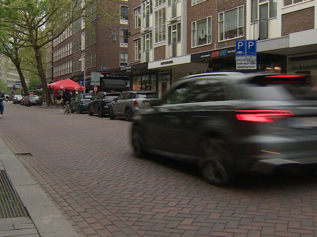 Een auto die over de Meent scheurt in het centrum van Rotterdam