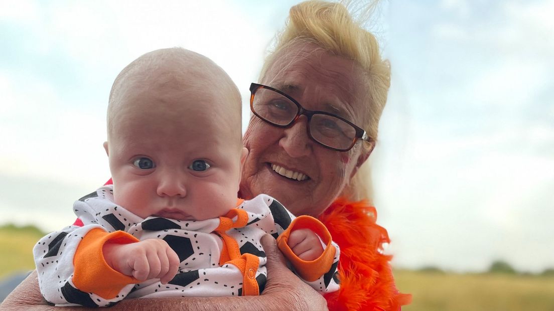 Oranje-supporters in Haagse wijk Duindorp