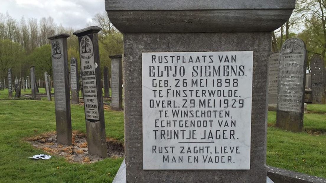De tekst op het graf van Eltjo Siemens.