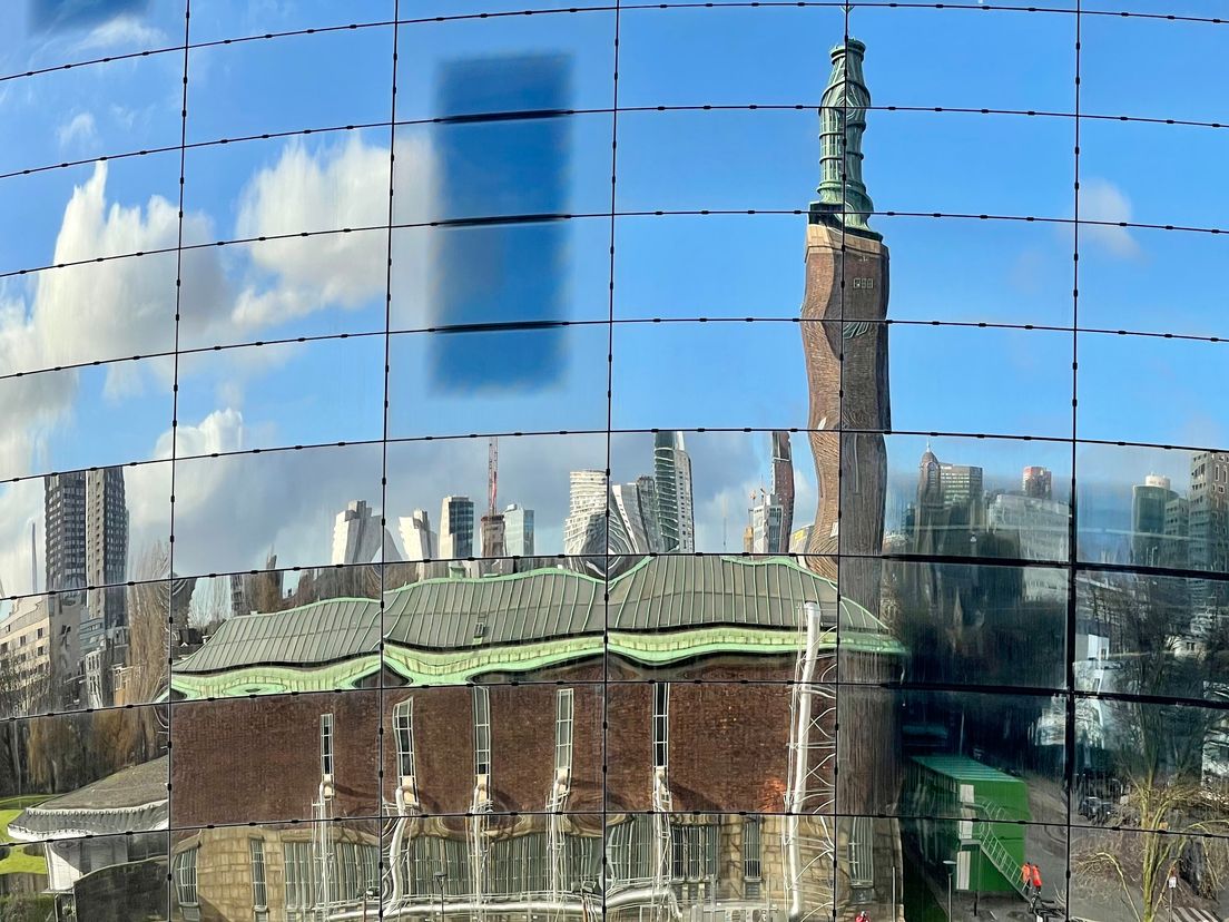 De reflectie van Museum Boijmans Van Beuningen in het Depot.