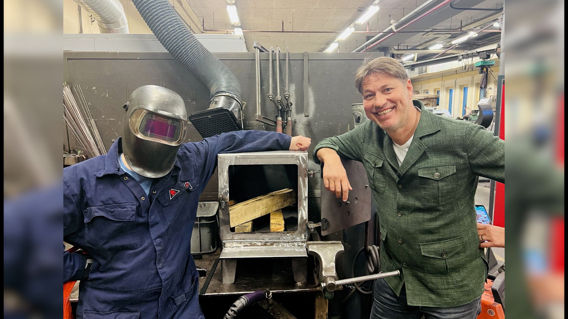 Milan samen met Sander de Kramer bij een kachel