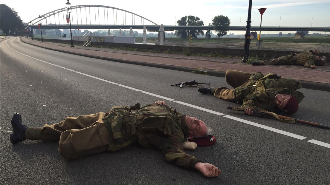 'Gesneuvelde' acteurs op de Wellekade in Deventer