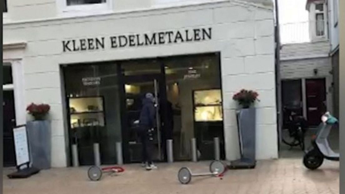 Een van de overvallers voor de juwelier