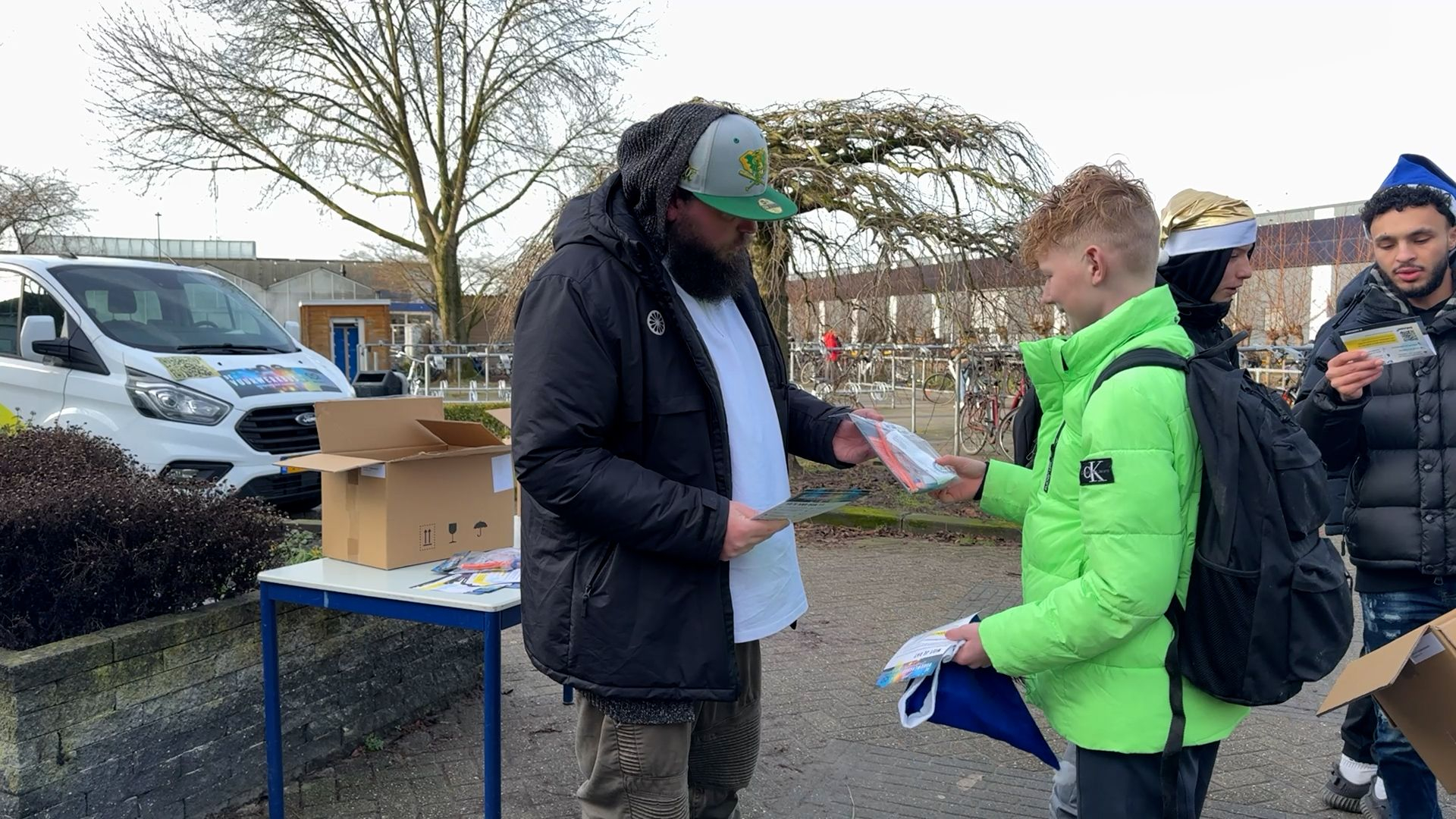 Met hun vuurwerkbus geven Dave en Achraf les over veilig vuurwerk