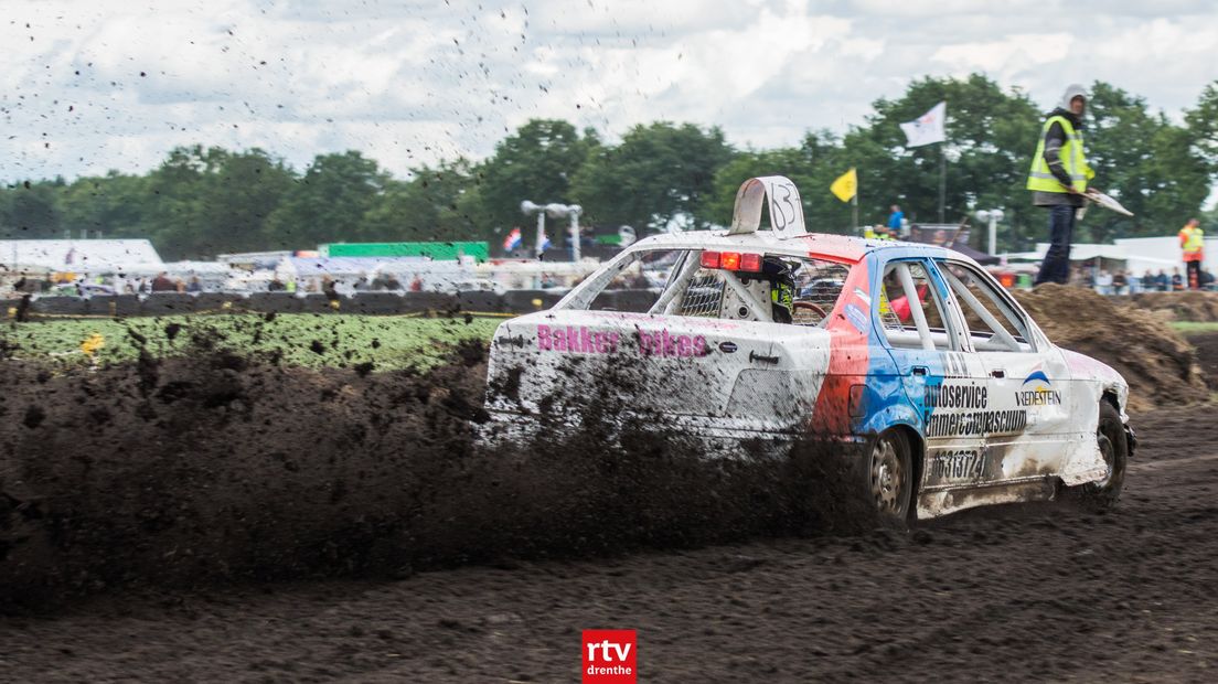 Als vanouds vloog de modder in het rond op het Boerenrock (Rechten: RTV Drenthe/Kim Stellingwerf)