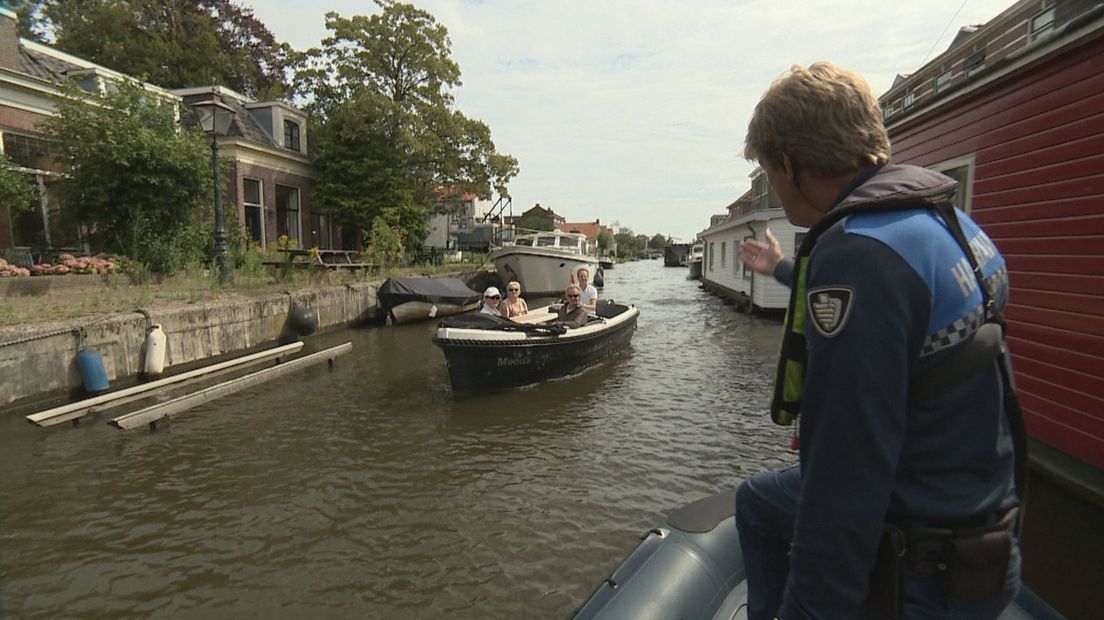 Hans vraagt of de boot wat langzamer kan varen