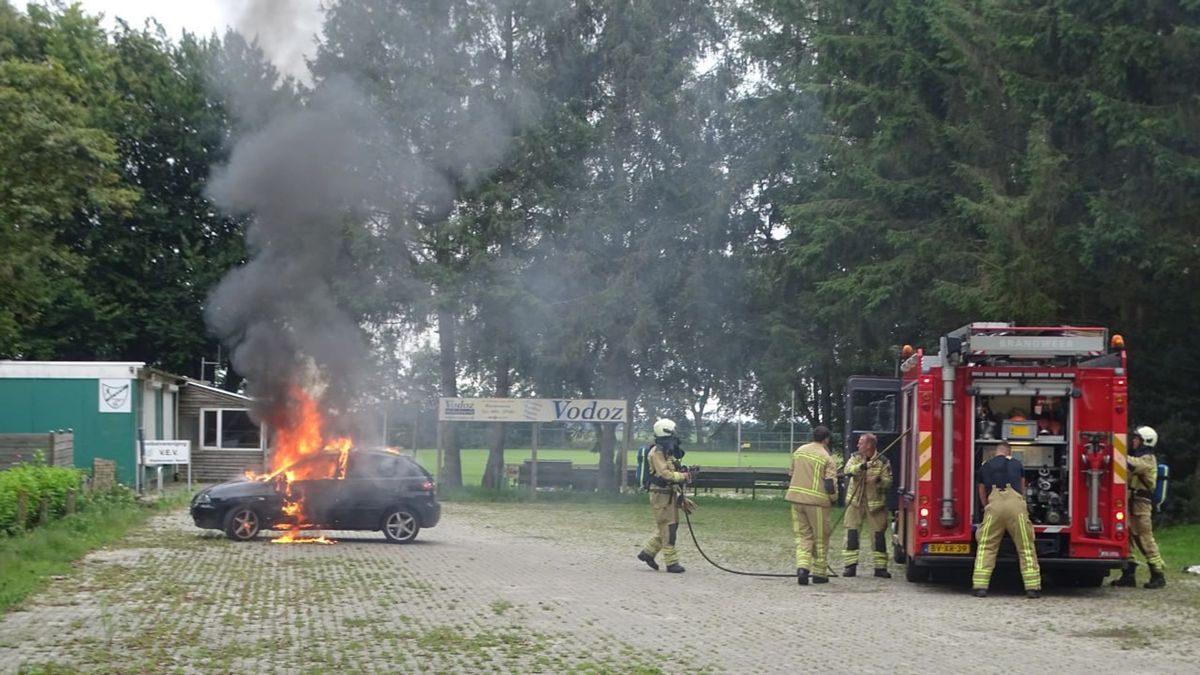 Auto vliegt in brand in KlazienaveenNoord RTV Drenthe