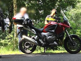 Automobiliste botst op tegemoetkomende motoren bij Ruinen