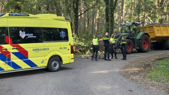 Wielrenner gewond bij ongeluk met trekker in Eext. Wielrenner gewond bij ongeluk met trekker in Eext.