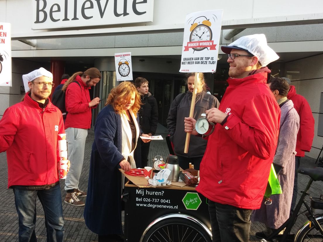 Statenlid Paul Kusters van de Gelderse SP heeft Alliander in Arnhem maandagochtend een wekker aangeboden. Hij wil dat het energienetwerkbedrijf wakker wordt en zijn topsalarissen snel terugbrengt onder de Balkenende-norm.
