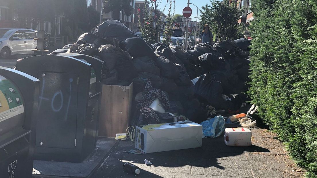 De vuilniszakken komen tot boven de containers uit