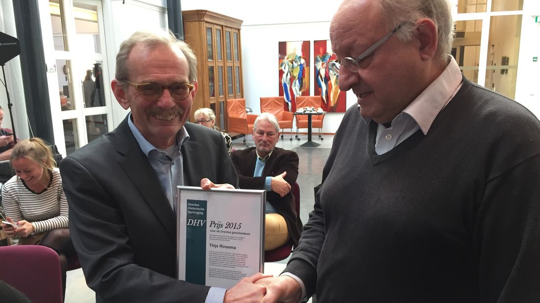 Thijs Rinsema krijgt felicitaties van Michiel Gerding (Rechten: RTV Drenthe / Berton van Balveren)