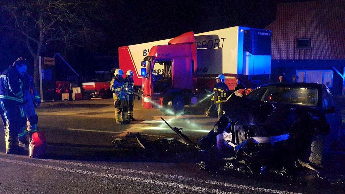 Automobilist naar ziekenhuis na botsing met vrachtwagen in Langeveen