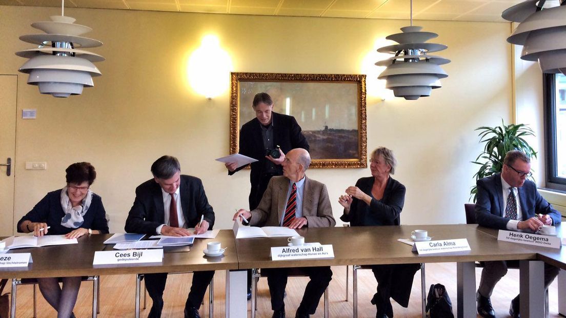 Gedeputeerde Cees Bijl en de waterschappen ondertekenen de overeenkomst (Rechten: Edwin van Stenis/RTV Drenthe)