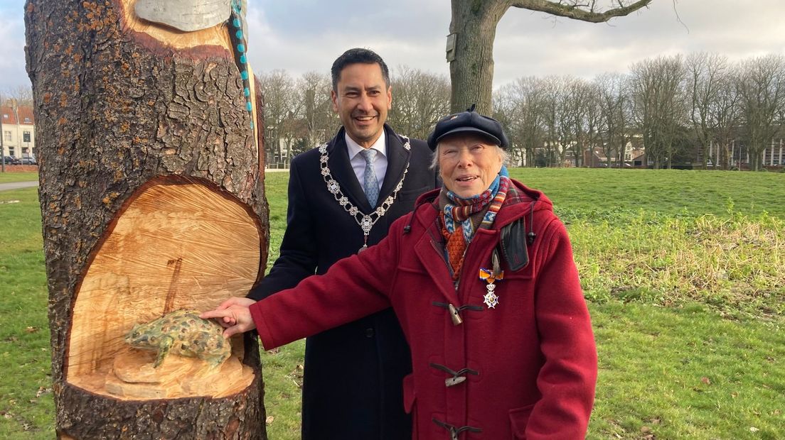 Catharina van der Slikke met koninklijke onderscheiding die ze kreeg van burgemeester Hararld Bergmann.