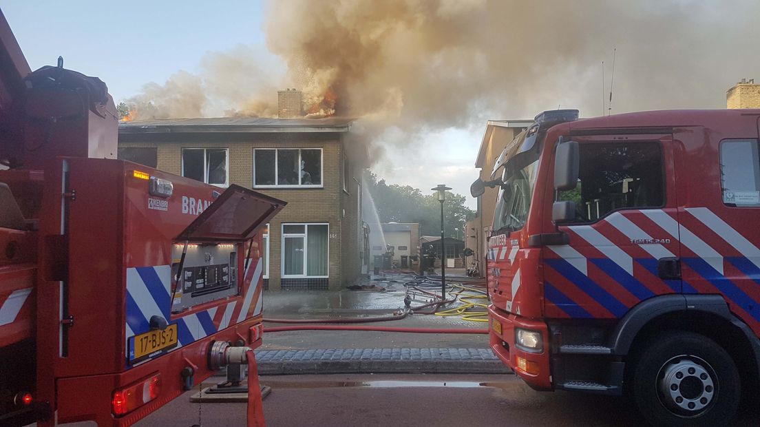 De vlammen sloegen uit het dak (Rechten: Persbureau Meter)