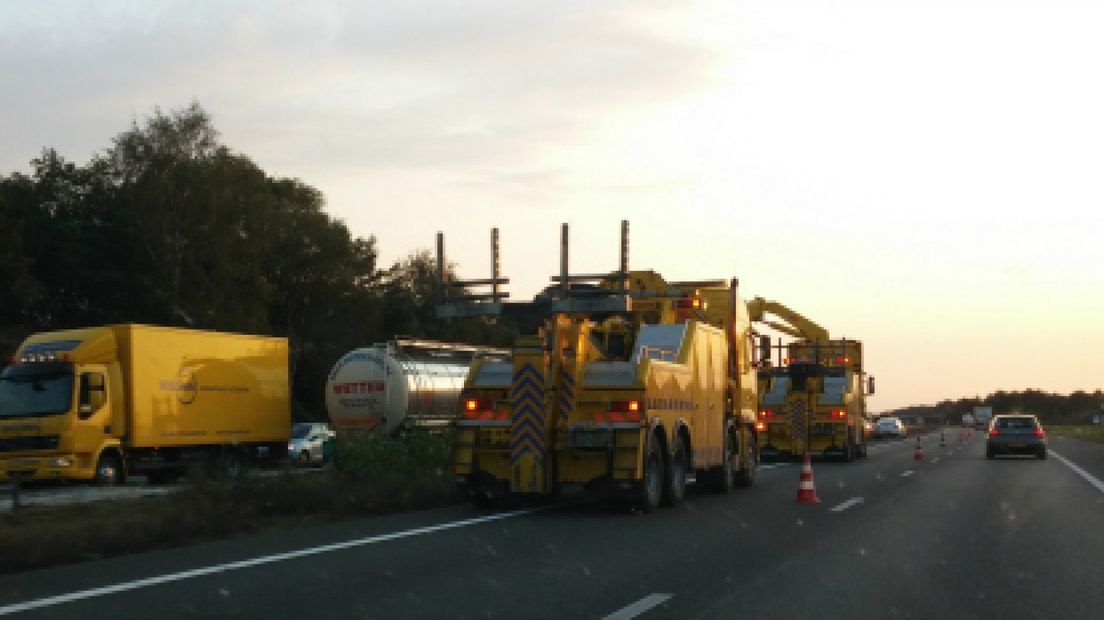 File op A1 door ongeval met vrachtwagen