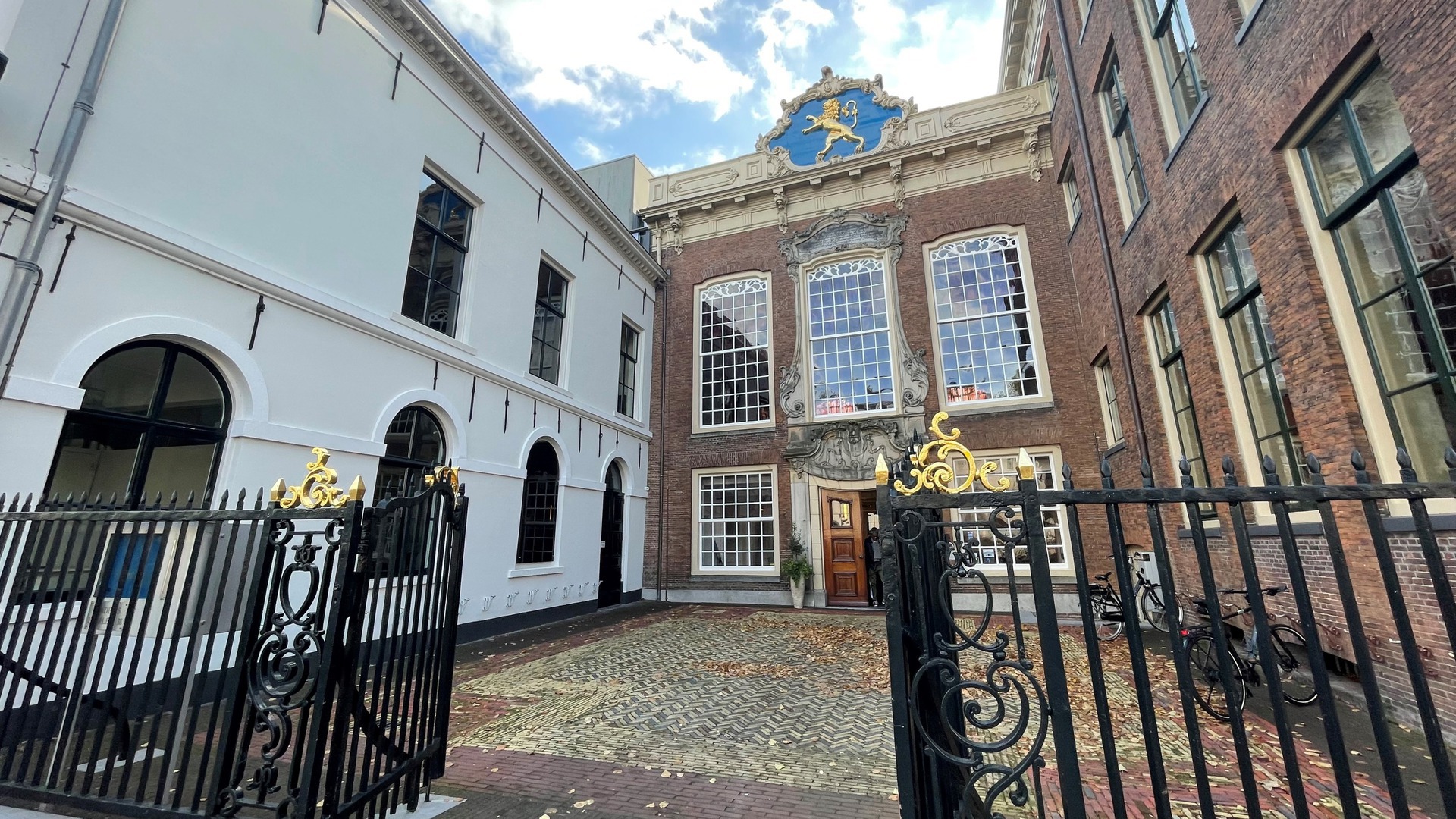 De zijvleugel van het Leeuwarder stadhuis