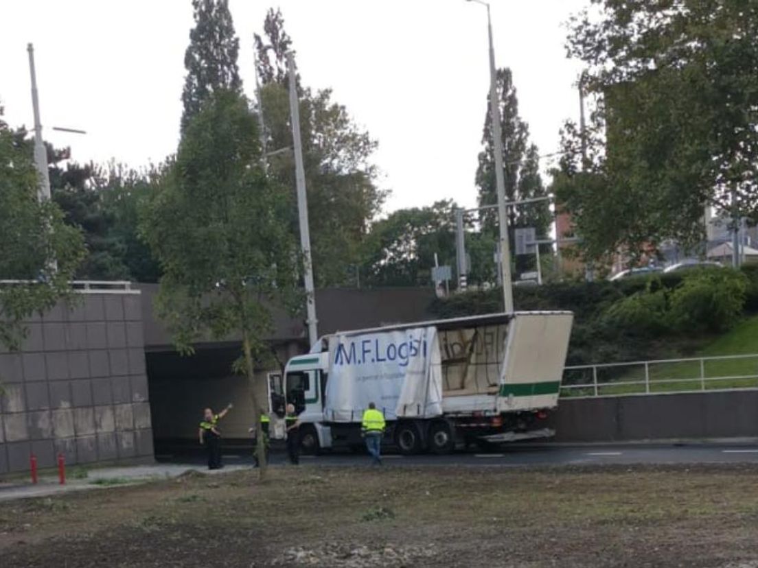 Vrachtwagen vast bij Maastunnel