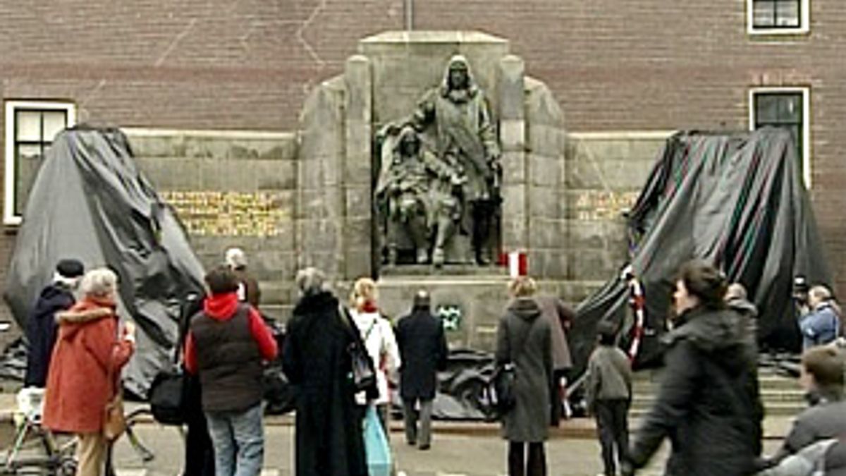 Beeld gebroeders De Witt weer schoon - Rijnmond