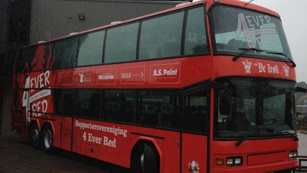 Nieuwe bus voor supporters FC Twente in Weerselo