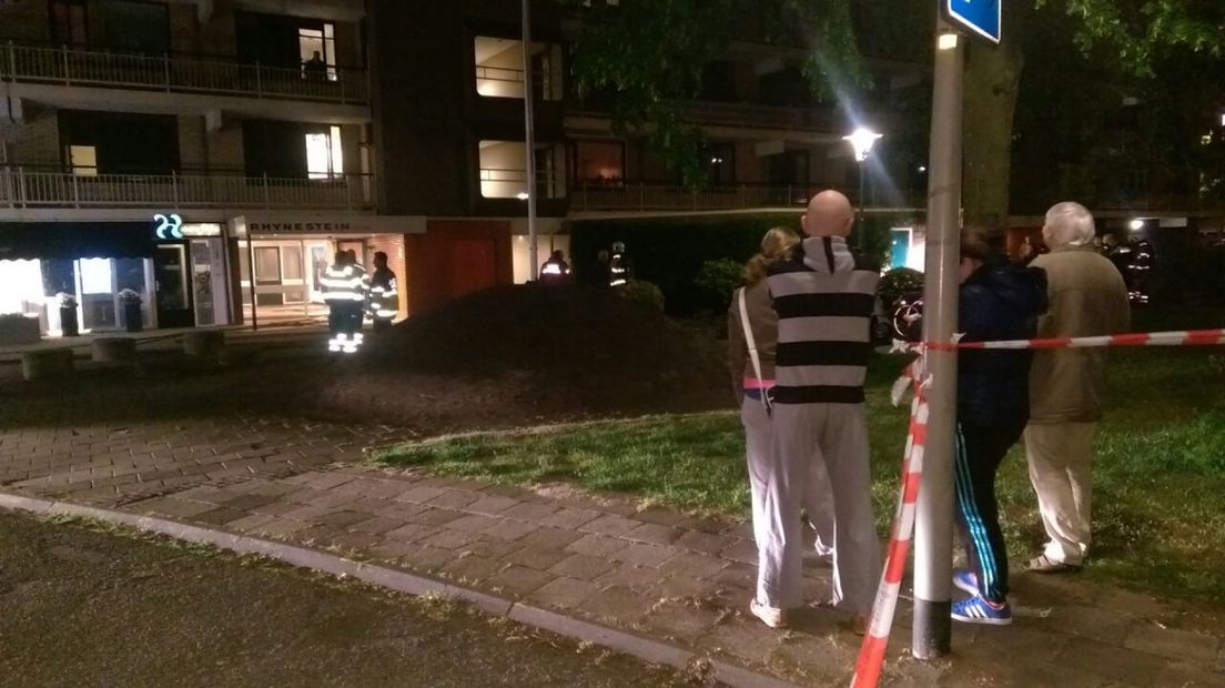 Bewoners van drie woningen in een flatgebouw aan de Groningensingel in Arnhem moesten in de nacht van dinsdag op woensdag korte tijd hun woning verlaten vanwege een brand in de kelderbox.