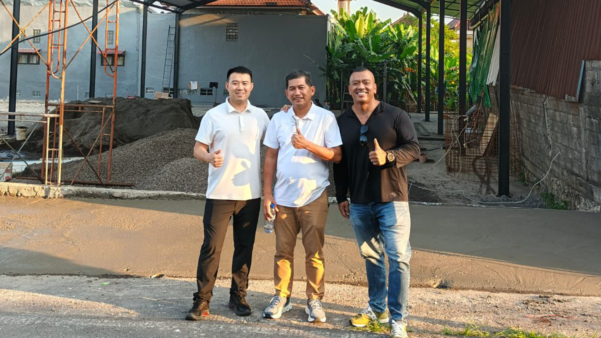 By de nije loads mei twa sakerelaasjes, út Sina en út Jakarta