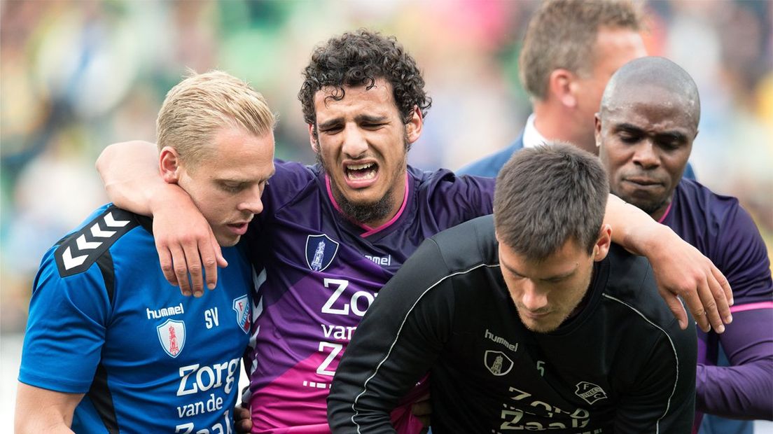 Yassin Ayoub verlaat huilend het veld.