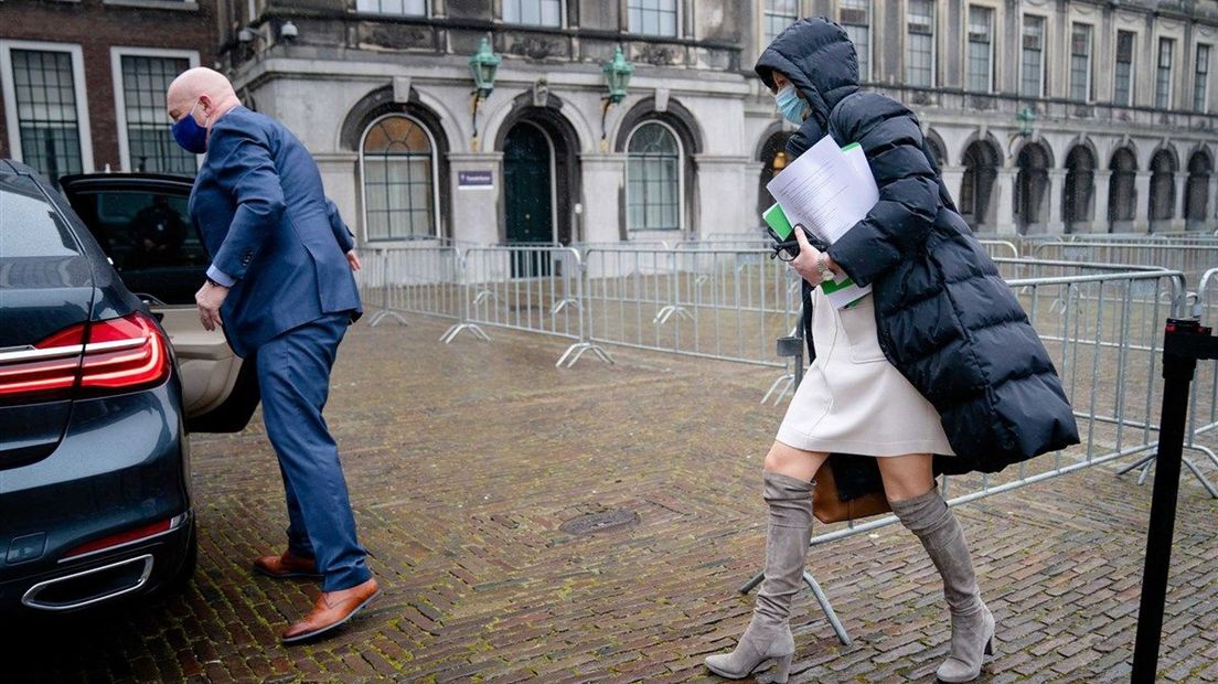 Minister Kajsa Ollongren verlaat het Binnenhof met aantekeningen in haar arm geklemd nadat blijkt dat ze corona heeft