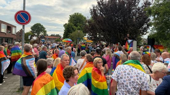 Honderden demonstranten verzamelen zich in Oldebroek: 'Gaat over meer dan alleen de vlag'