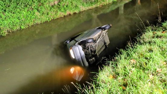45-kilometervoertuig rijdt water in, twee gewonden