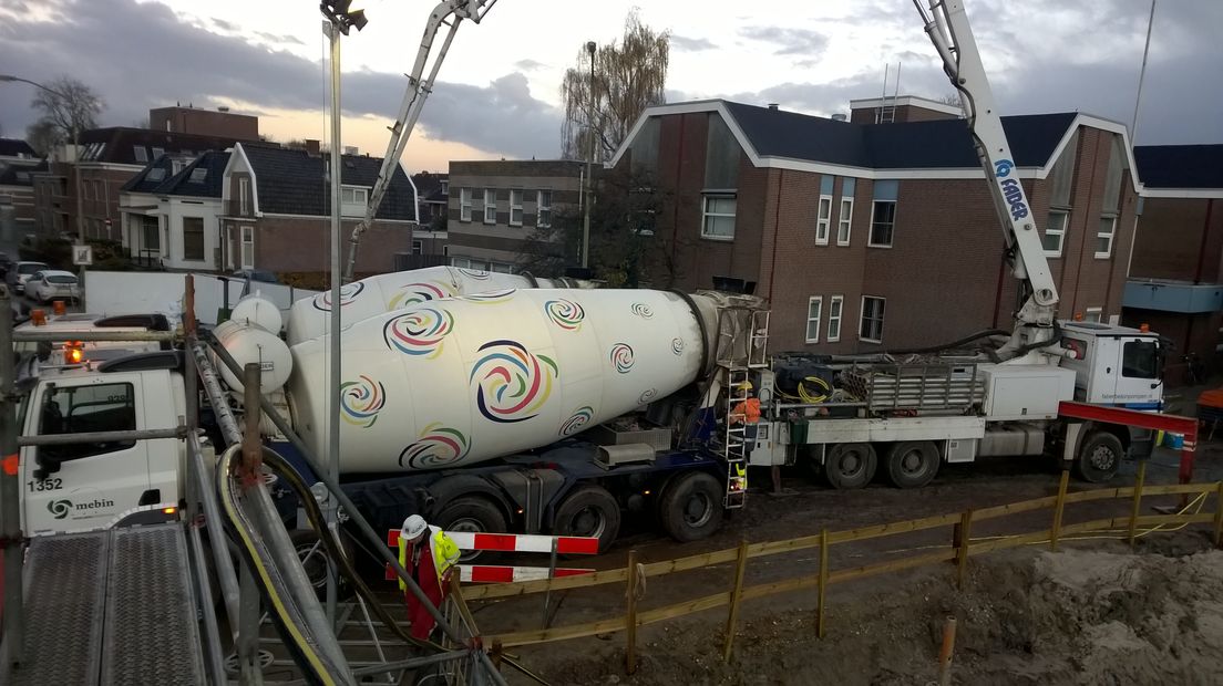 De betonwagens staan klaar (Rechten: Frits Emmelkamp / RTV Drenthe)