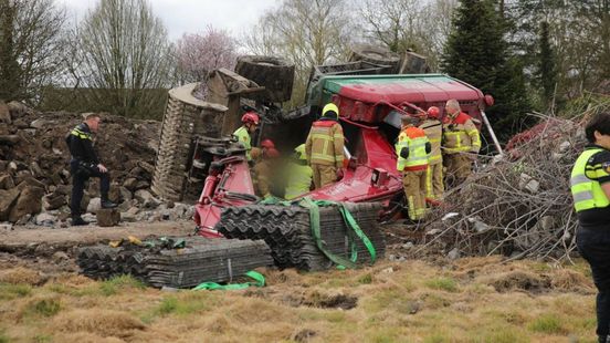 Bestuurder graafmachine gewond bij ernstig ongeluk. Bestuurder graafmachine gewond bij ernstig ongeluk.
