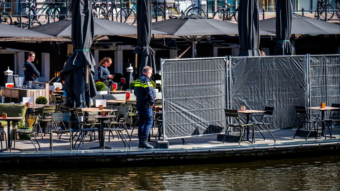 Zwarte schermen op het terras van Annie's