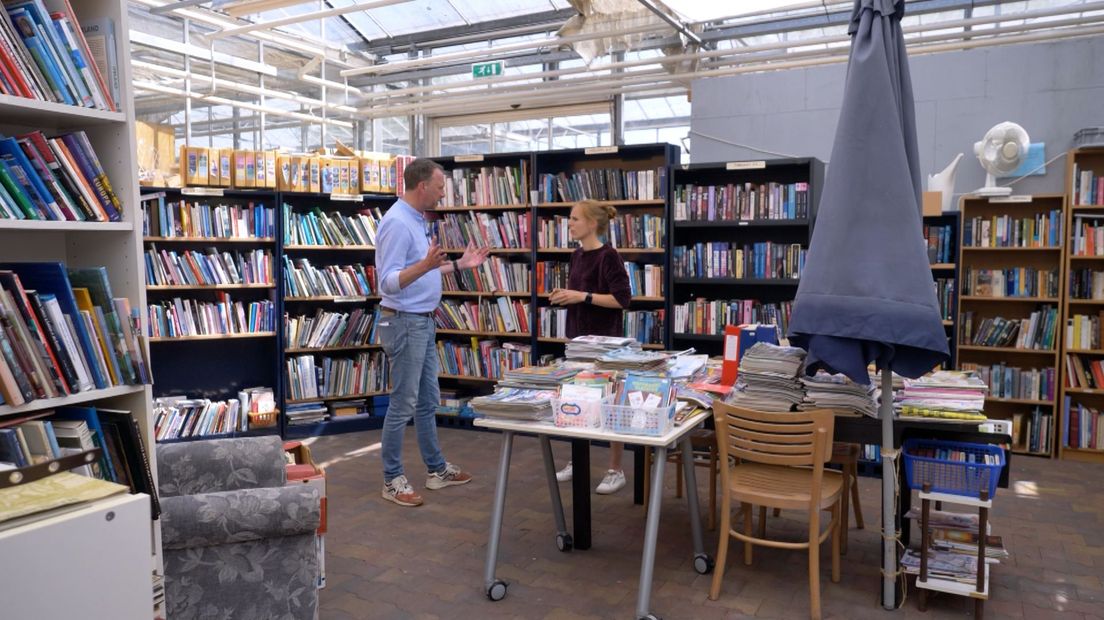 Jochem van Gelder (l) in gesprek met Gabrielle Berger (r).