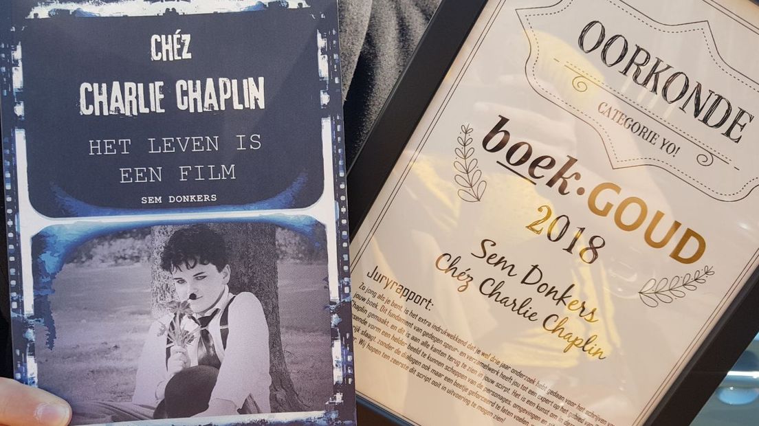 Het boek Chez Charlie Chaplin en een verkregen oorkonde van Sem Donkers (Rechten: Jasmijn Wijnbergen/RTV Drenthe)