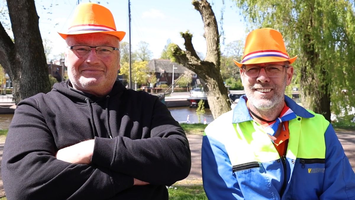 Watze en Richard zitten al sinds vanochtend klaar voor de vrijmarkt