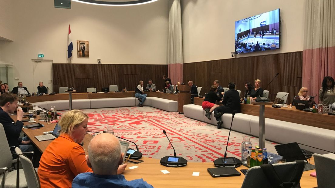 De raadszaal in het stadhuis van Assen is te klein om op veilige afstand van elkaar te vergaderen (Rechten: RTV Drenthe / Margriet Benak)
