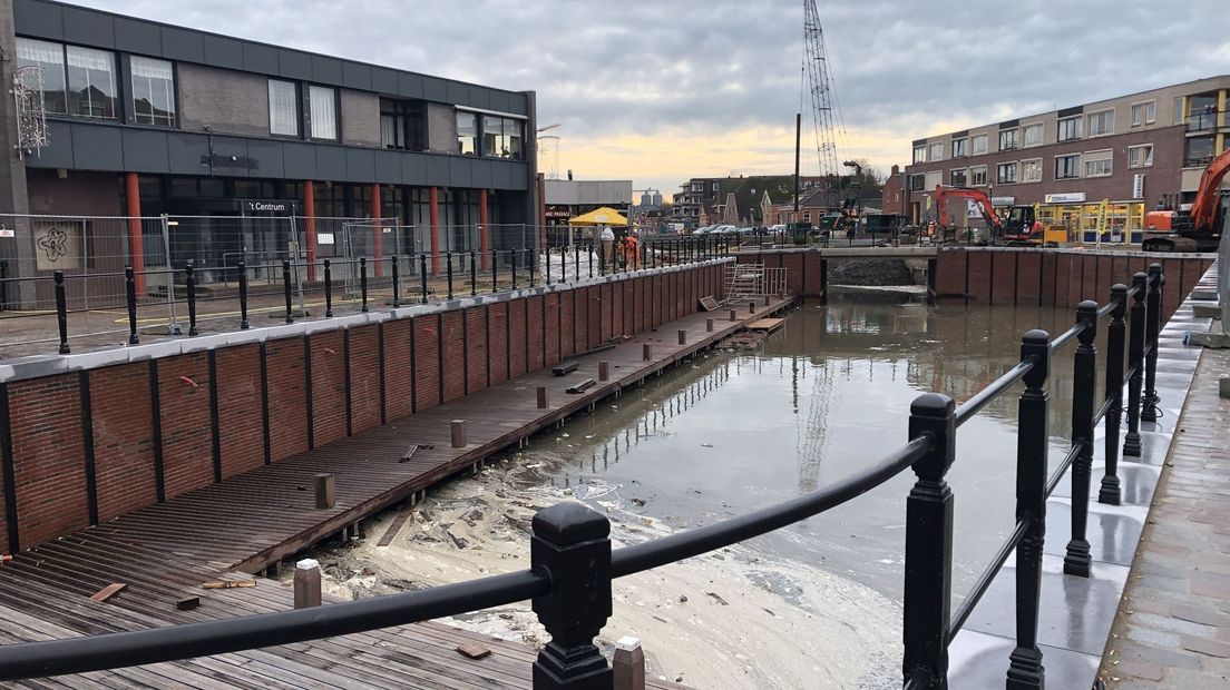 Het nieuwe haventje in het centrum van Uithuizen, voorlopig nog even zonder boten