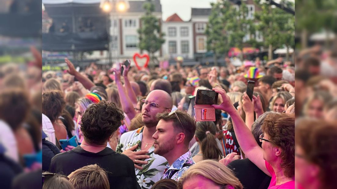 Het publiek doet goed mee tijdens de optredens